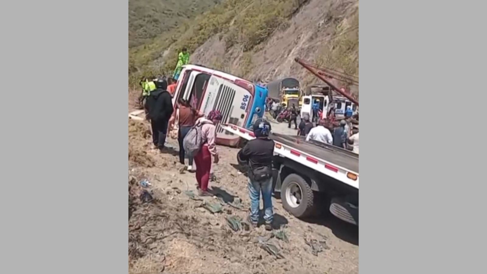 Así quedó el bus de servicio público tras caer al vacío en el sector Manglar, en la vía Medellín-Urabá.
