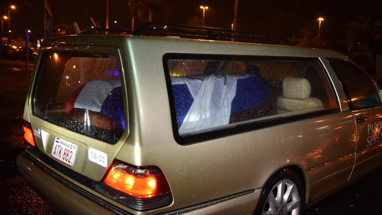 El féretro fue recibido por autoridades de Paraguay. Foto: Norberto Duarte / AFP