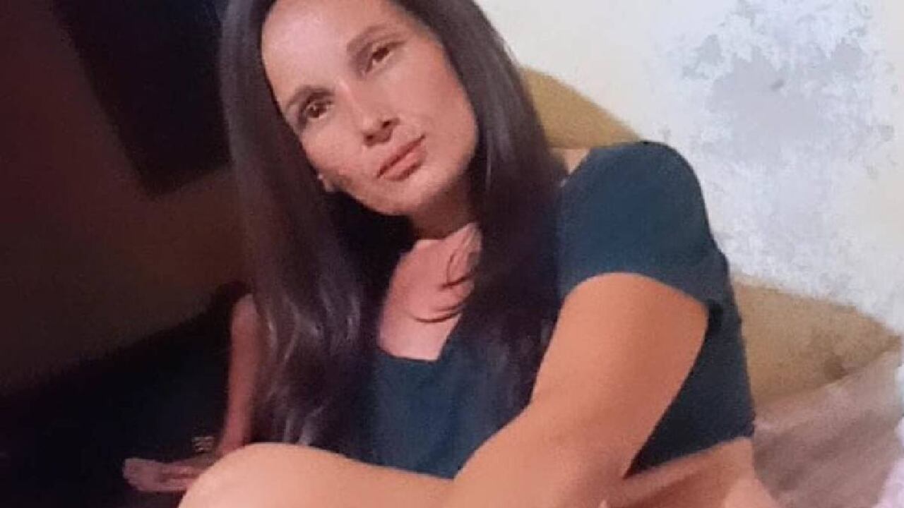 La mujer fue trasladada a un centro hospitalario después de su accidente.