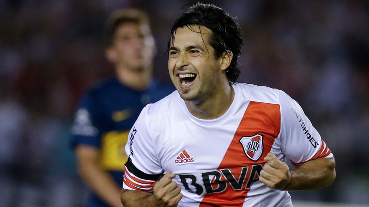 Leonardo Pisculichi, del River Plate, celebra luego de su anotación.