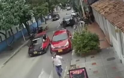 El delincuente escapó a bordo de una moto con su cómplice.