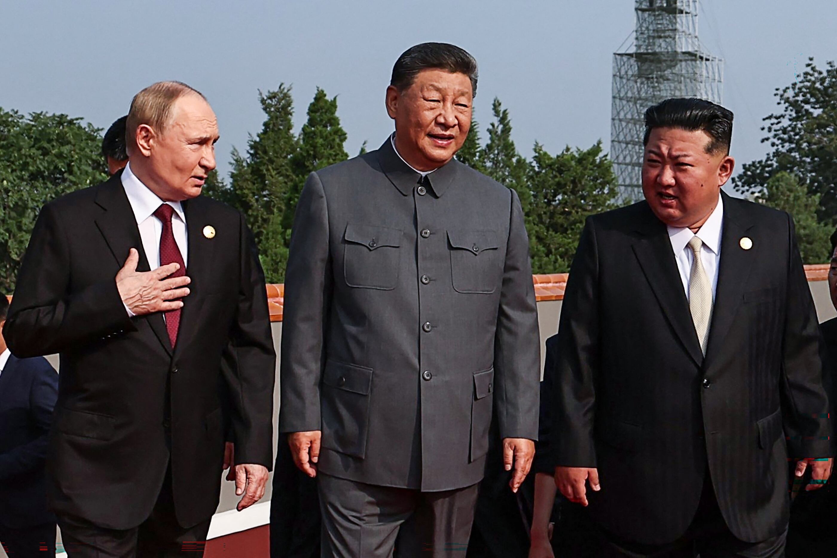 En esta fotografía compartida por la agencia estatal rusa Sputnik, (de izq. a der.) el presidente de Rusia, Vladimir Putin, camina con el presidente de China, Xi Jinping, y el líder de Corea del Norte, Kim Jong Un, antes de un desfile militar que conmemora el 80 aniversario de la victoria sobre Japón y el fin de la Segunda Guerra Mundial, en la plaza de Tiananmén de Pekín el 3 de septiembre de 2025.
