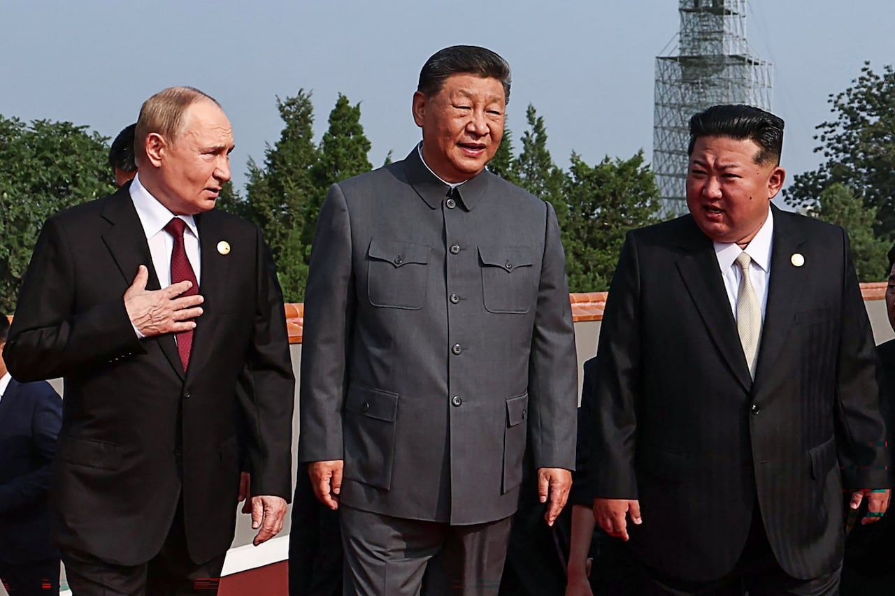 En esta fotografía compartida por la agencia estatal rusa Sputnik, (de izq. a der.) el presidente de Rusia, Vladimir Putin, camina con el presidente de China, Xi Jinping, y el líder de Corea del Norte, Kim Jong Un, antes de un desfile militar que conmemora el 80 aniversario de la victoria sobre Japón y el fin de la Segunda Guerra Mundial, en la plaza de Tiananmén de Pekín el 3 de septiembre de 2025.