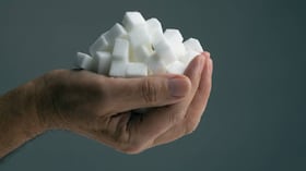 Los niveles altos de azúcar en la sangre ocurren cuando el cuerpo no puede transportar eficazmente el azúcar de la sangre a las células. Foto: Getty Images.