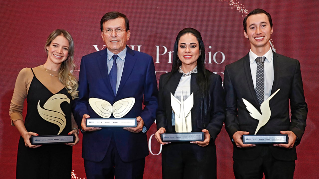 De izquierda a derecha, los ganadores en las cuatro categorías: María Paula Cornejo (Halcón Dorado), Rafael Marín (Mariposa de Lorenz), Sandra Manzano (Ave Fénix) y Giovanny Bonilla (Colibrí Esmeralda).