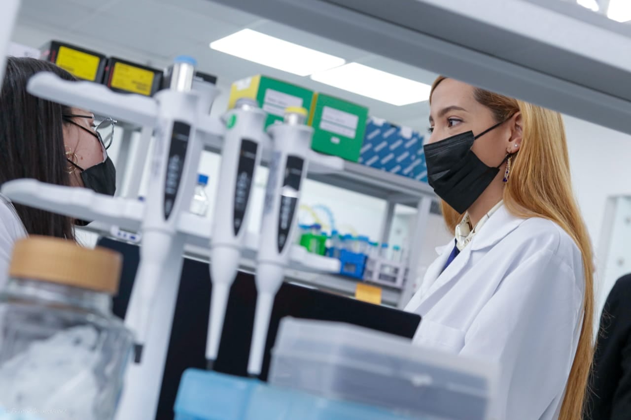 A través de un convenio de cooperación por $800 millones se financiarán pasantías de jóvenes innovadores.