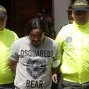 Integrantes de la Policía de Colombia presentan a Juan Carlos Mesa (c), alias Tom.