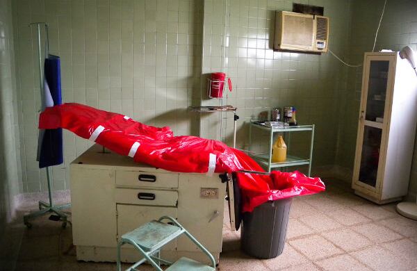 La camilla de partos del puesto de salud de El Tarra, forrada en plástico barato pegado con esparadrapos, no tiene los estribos ginecológicos. “A las mujeres se les resbalan los pies y no pueden pujar”, dice uno de los médicos.