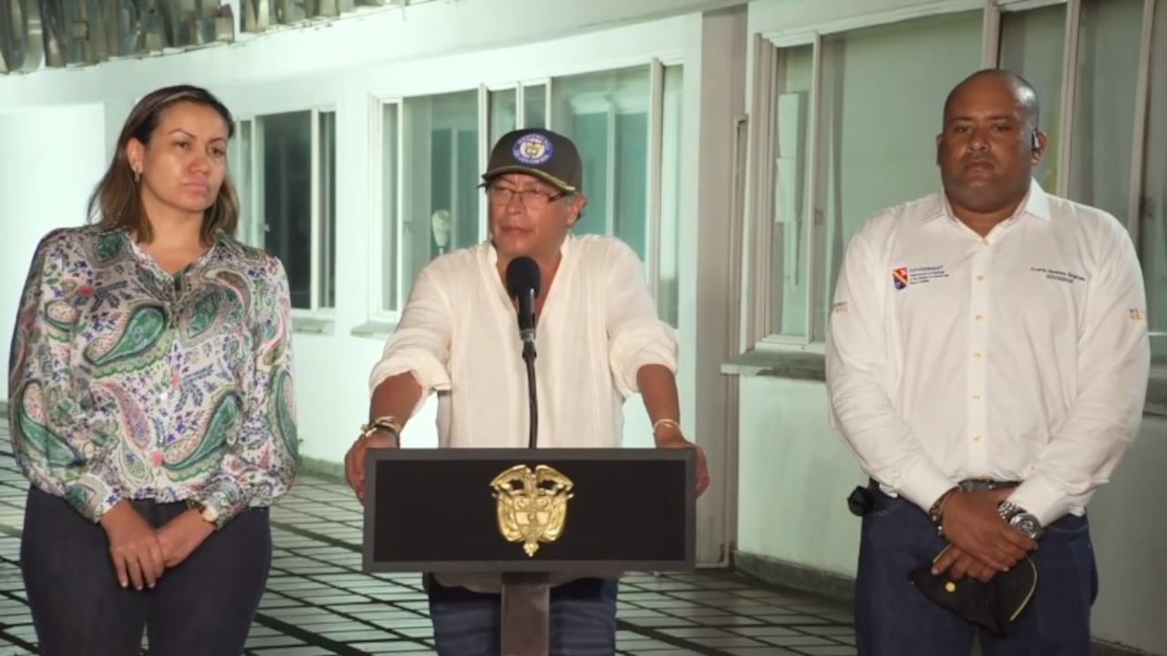 La ministra de Salud y Protección Social, Carolina Corcho (i), junto al presidente de la República, Gustavo Petro (c) en su visita a San Andrés, Providencia y Santa Catalina.