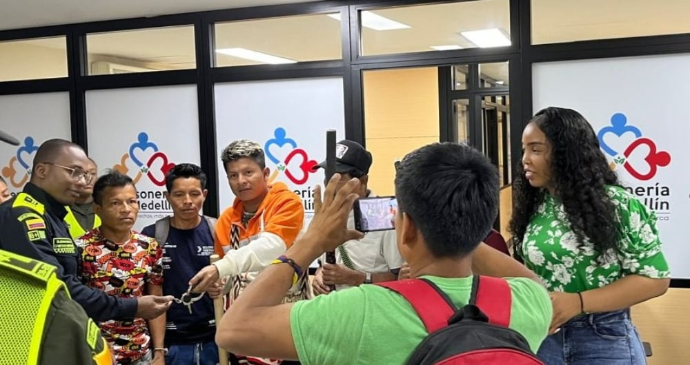 Personería de Medellín medió para quitarle las esposas a una indígena, señalada de agredir a una uniformada.