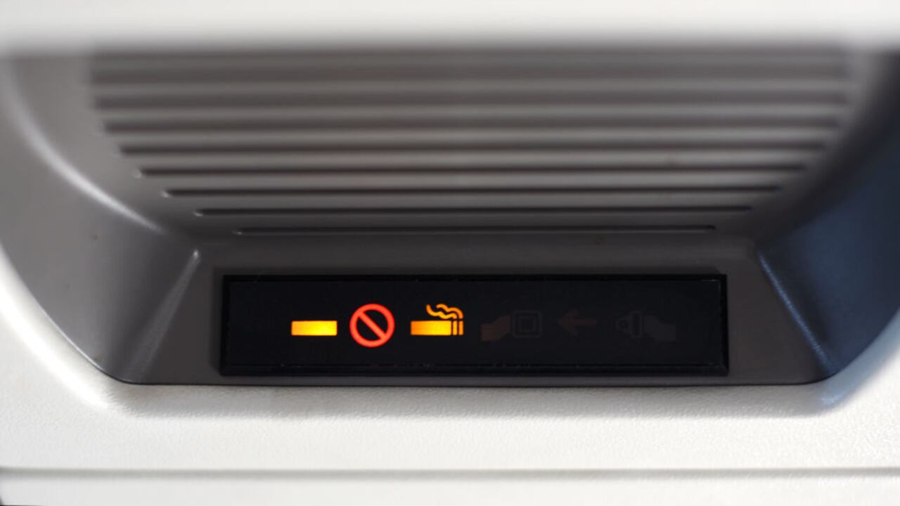 No se debe fumar en un vuelo.