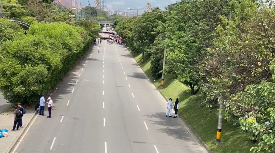 Avenida Regional de Medellín en medio de protesta de encapuchados.