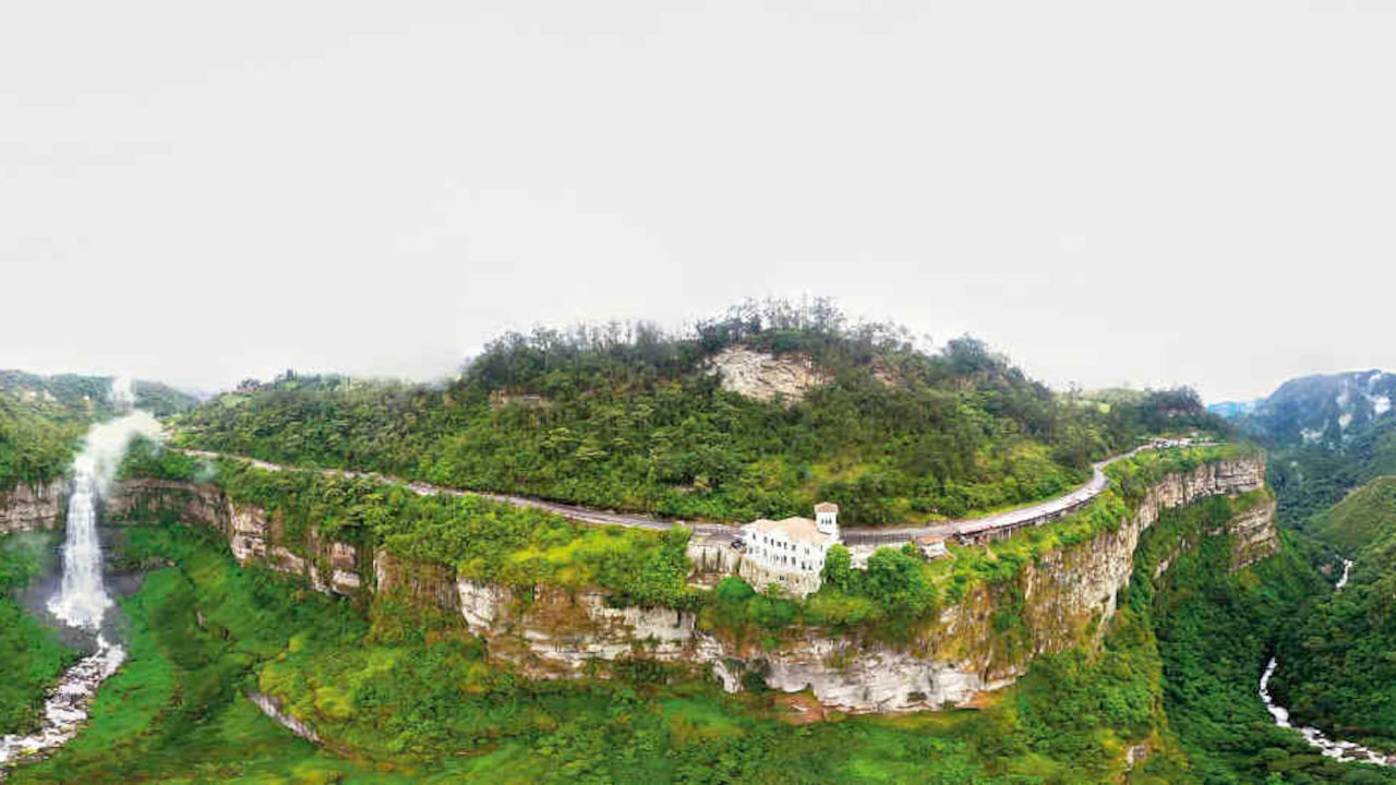 Cuenta la leyenda que Bochica creó el salto de Tequendama, cuando con una vara dorada rompió una montaña rocosa y destrabó las aguas que inundaban la sabana de los muiscas.