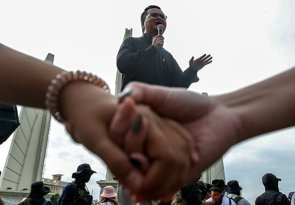 La formación progresista Partido Adelante obtuvo la mayoría de los escaños en los comicios, pero el Parlamento le impidió asumir el poder. Miembros conservadores del Senado nombrado por el ejército, que eligen al primer ministro junto con la Cámara de Representantes elegida en las urnas, votaron en contra de que Pita Limjaroenrat asumiera el poder, señalando la petición del partido de hacer una leve reforma en la ley de lesa majestad.