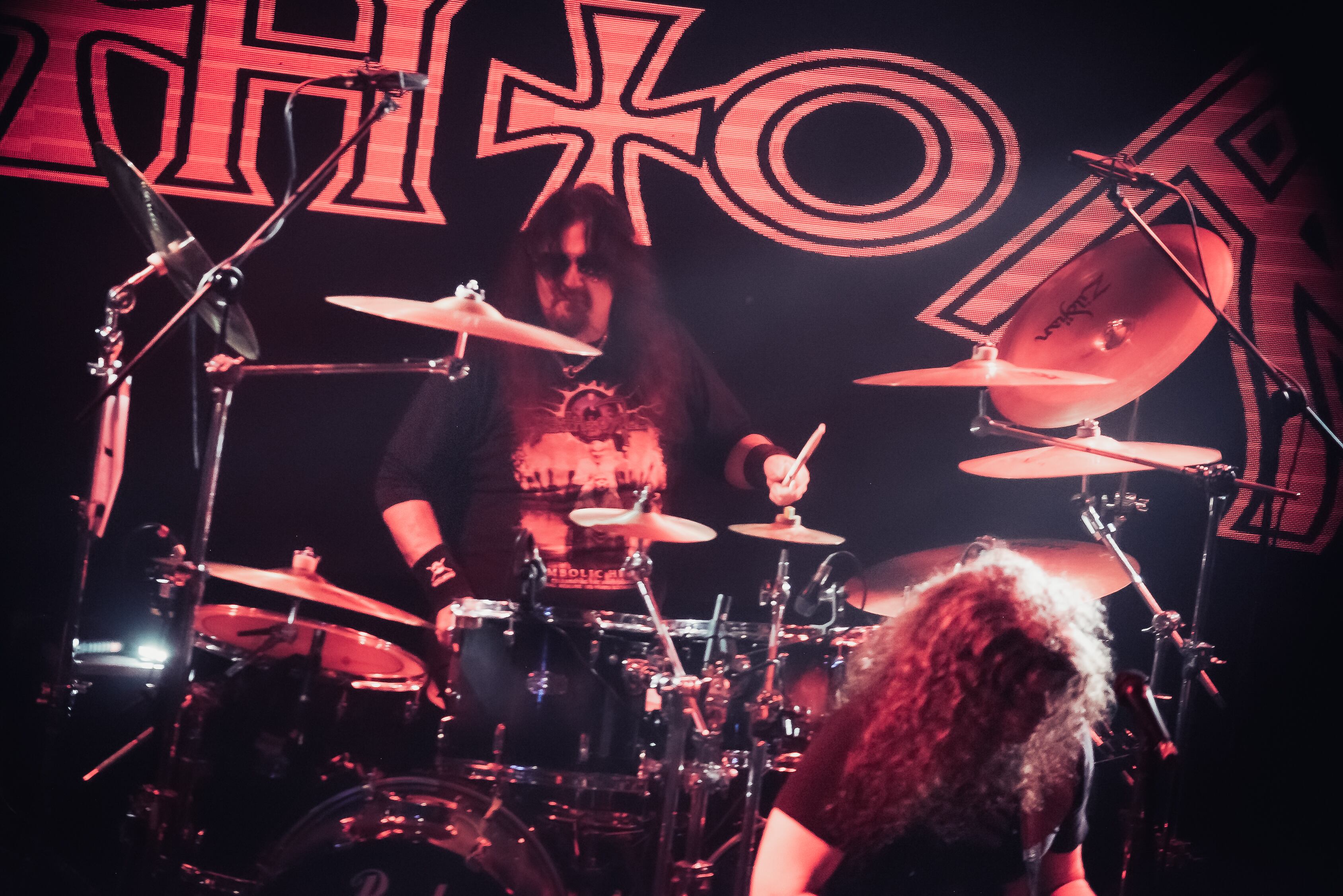 Gene Hoglan en vivo demuestra ser el ojo de la tormenta, precisa y avasalladora cuando la canción lo requiere. Foto: Julián Pinzón / Colonia Records