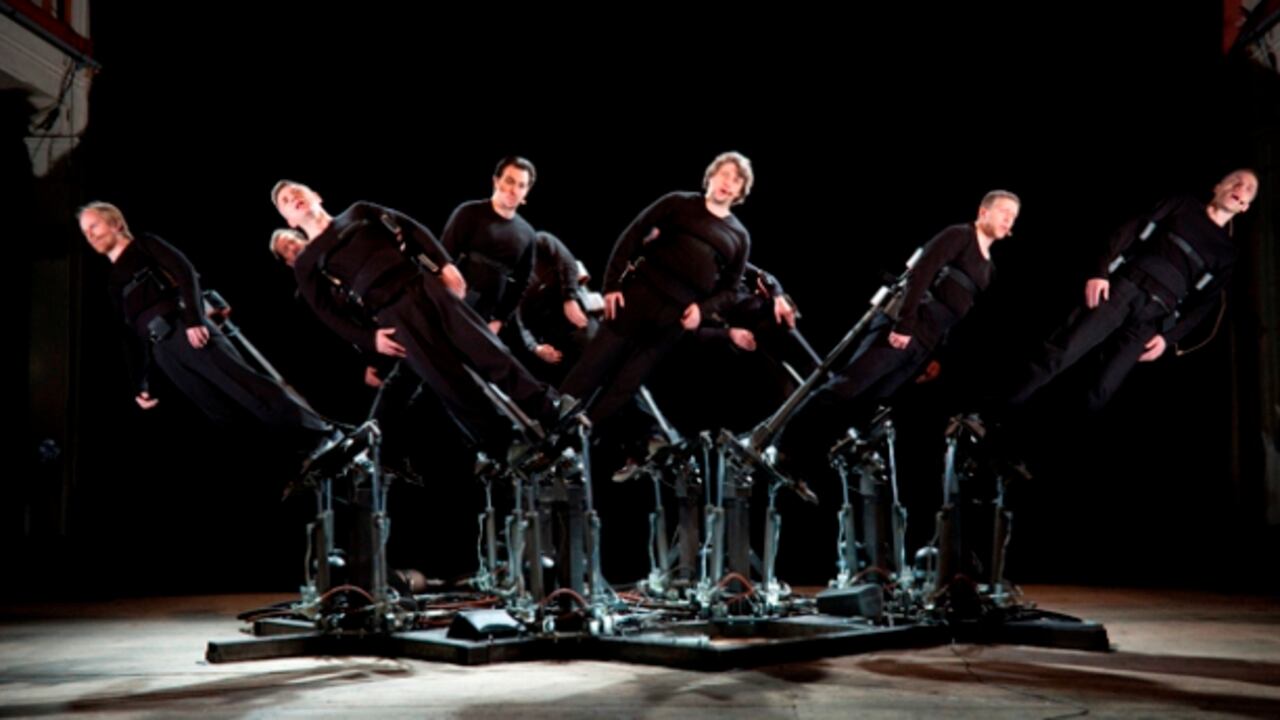 Tres tenores, tres barítonos, tres bajos y dos técnicos hidráulicos logran dar vida, a la mejor relación posible entre movimiento y sonido.