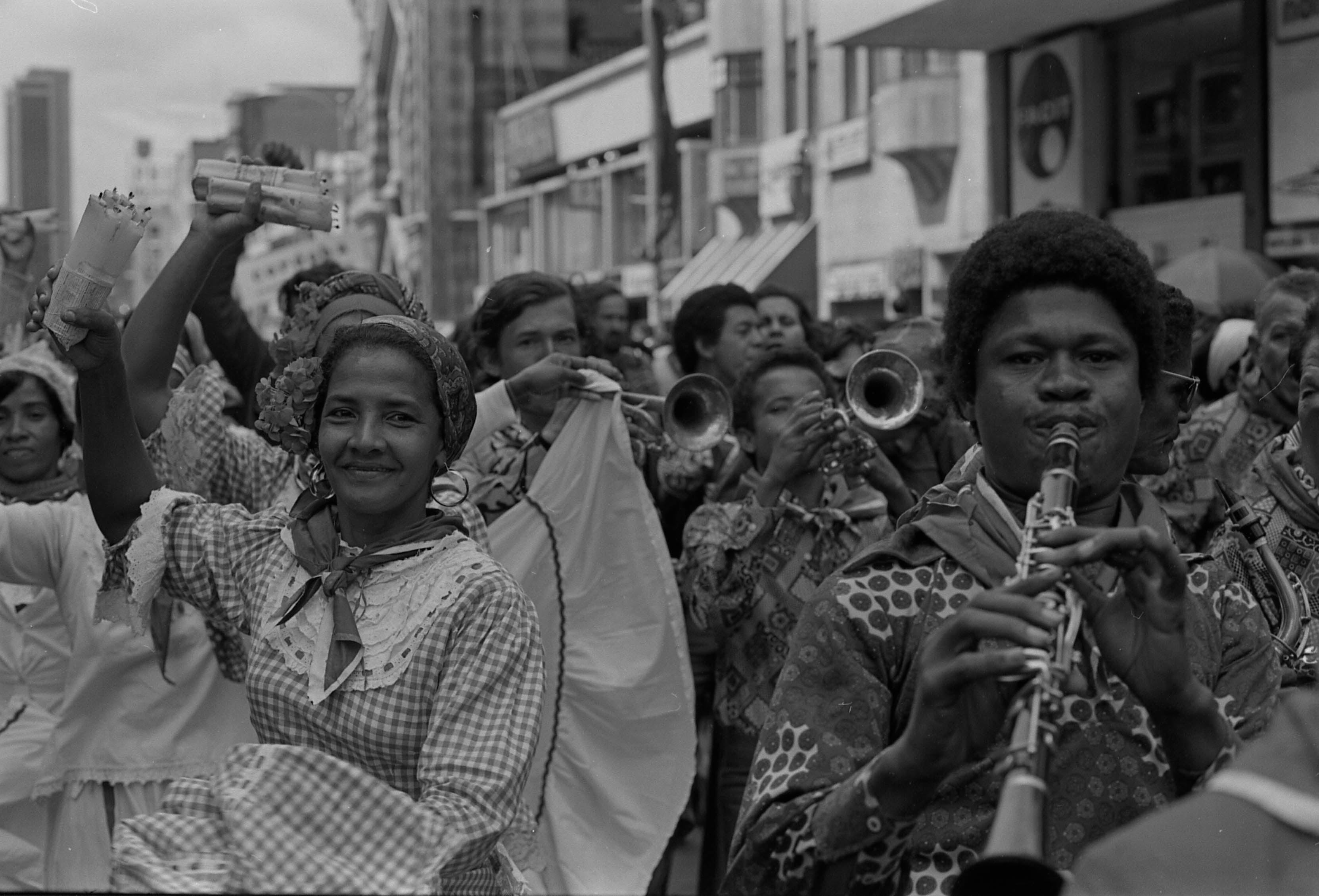 El 8 de octubre, Edson Velandia lleva al escenario, junto a un ensamble de 18 músicos, el archivo fotográfico de Umberto Giangrandi, que documenta algunos de los periplos que hemos atravesado como país en torno a las manifestaciones sociales de las últimas décadas.