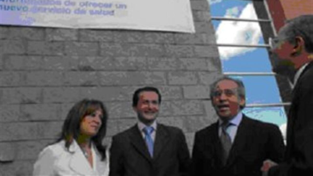 El Presidente Álvaro Uribe (der) en el lanzamiento de Nueva EPS. Aparecen la gerente de mercadeo, Esperanza Rivera; el vicepresidente financiero y administrativo, Vladimir Villegas, y el presidente de la entidad, Héctor Cadena.