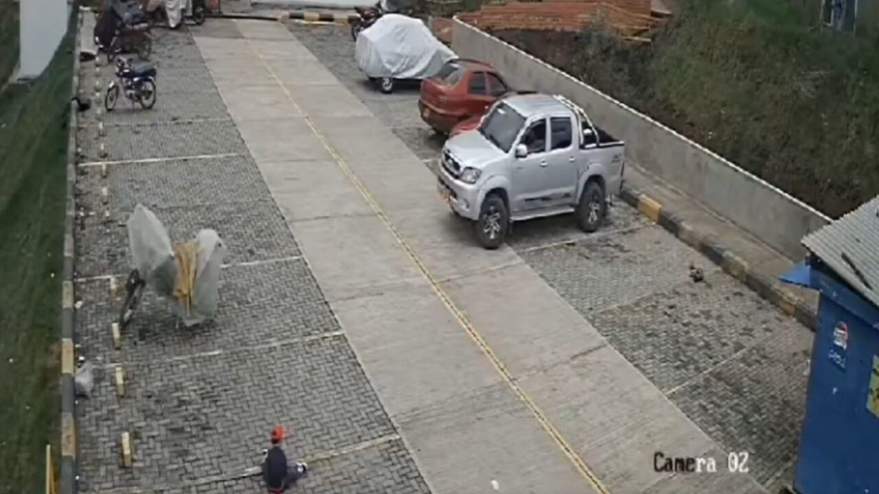 El niño se encontraba solo en esta parte del conjunto.