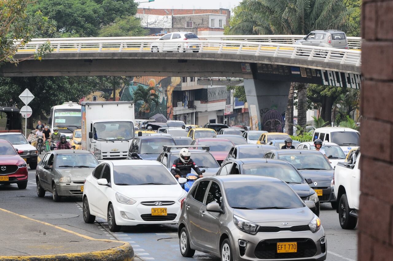 Cali: Tranco de la calle 5 entre cr 13 y 5 nuevo lugar de robo por la poca movilidad generada por el semáforo peatonal que ocasiona el trancón y aprovechan los ladrones para hurta: Foto José L Guzmán. El País. Junio 16-23