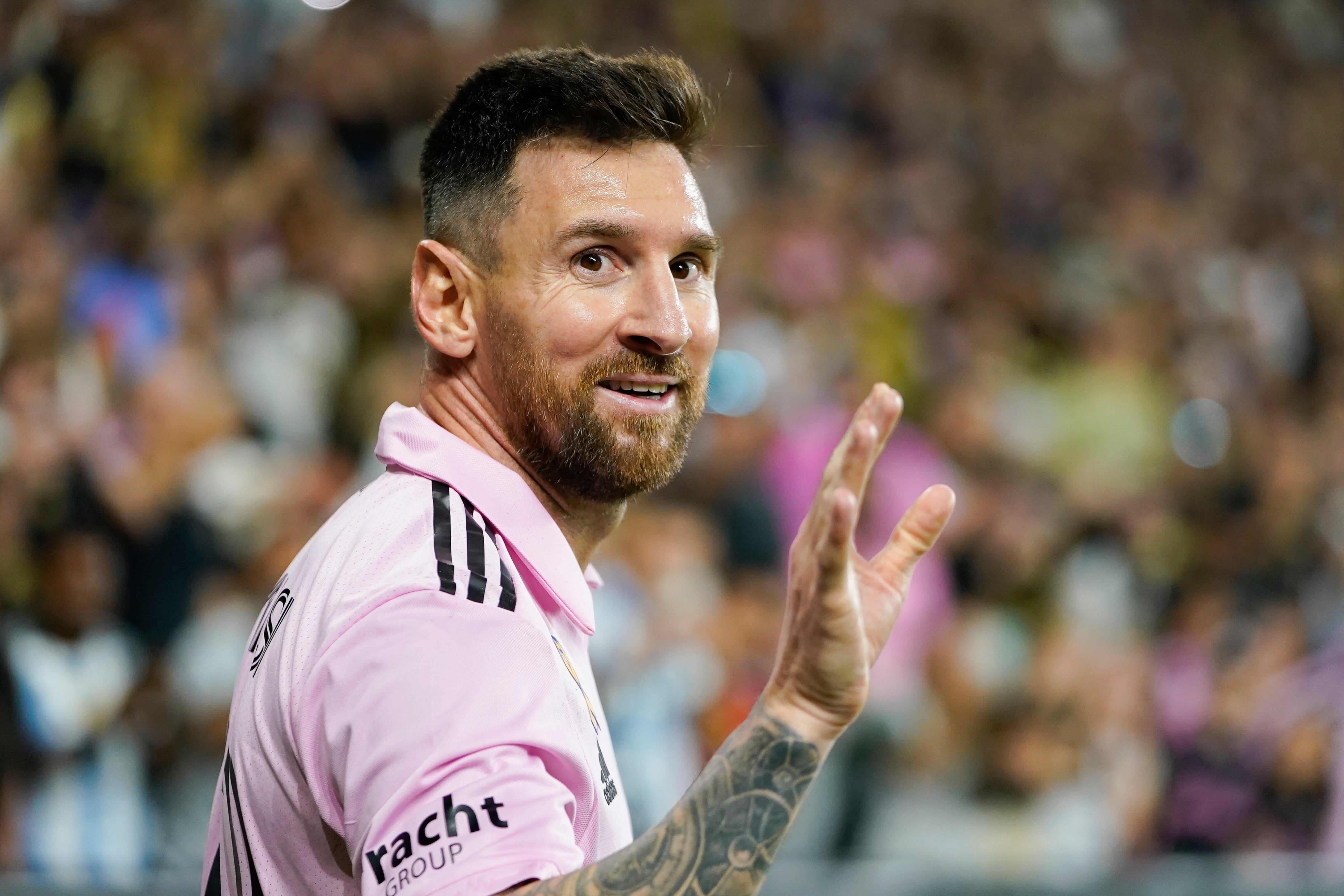 El delantero del Inter Miami Lionel Messi saluda a la multitud durante la segunda mitad de un partido de fútbol de la MLS contra Los Ángeles FC, el domingo 3 de septiembre de 2023, en Los Ángeles. (Foto AP/Ryan Sun)