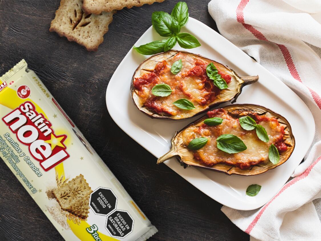 Berenjena gratinada sobre Saltín Noel.