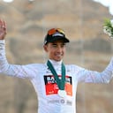 Santiago Buitrago Sánchez de Colombia y Team Bahrain Victorious celebran en el podio como mejor camiseta joven blanca.