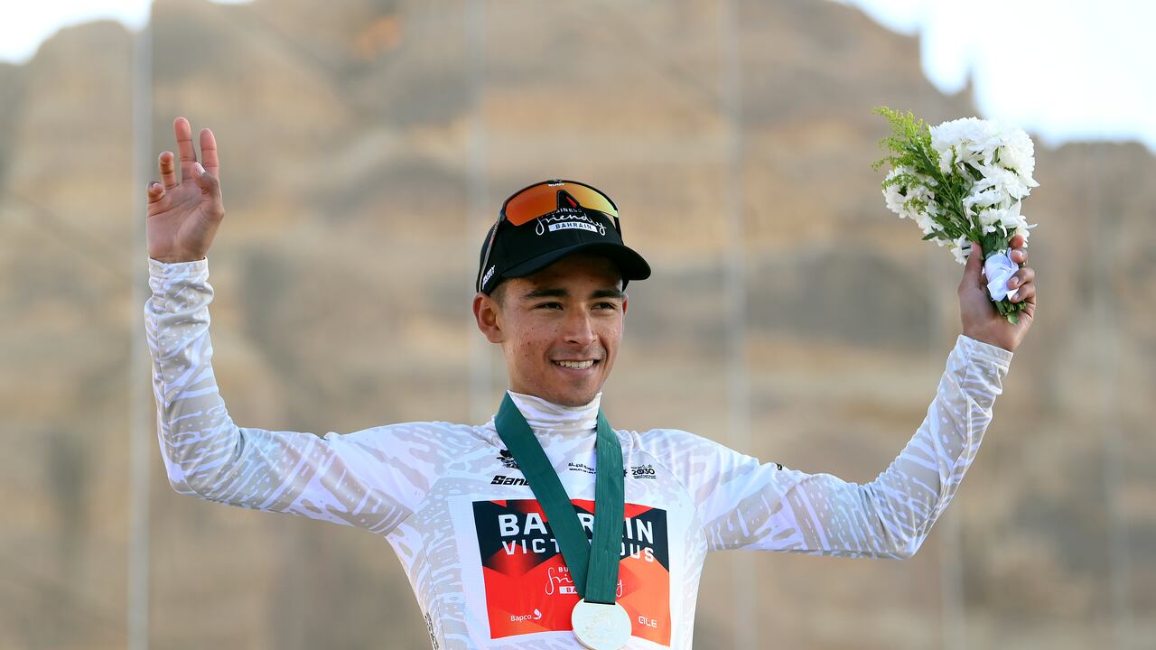 Santiago Buitrago Sánchez de Colombia y Team Bahrain Victorious celebran en el podio como mejor joven, con la camiseta blanca. El colombiano quedó en el tercer lugar.