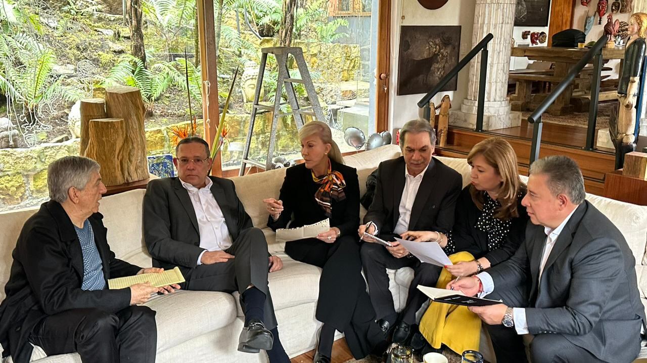 El expresidente César Gaviria recibió en su casa a integrantes del Partido Conservador y de la U