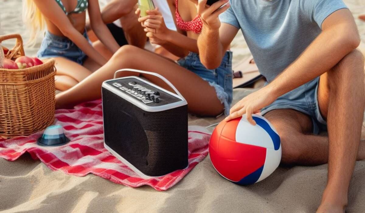 Al llevar un parlante a la playa, es clave revisar si resiste el agua y polvo.