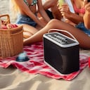 Al llevar un parlante a la playa, es clave revisar si resiste el agua y polvo.