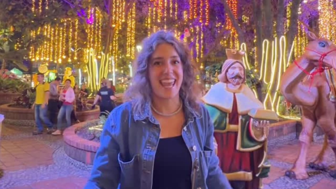 Turista italiana viajando por Colombia en Navidad