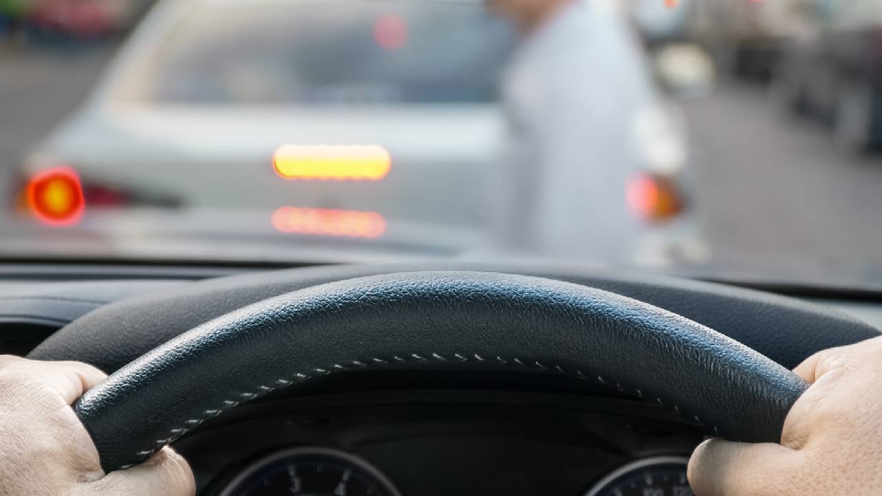 Mujer arrolló dos policías por irrespetar un pare en Bogotá