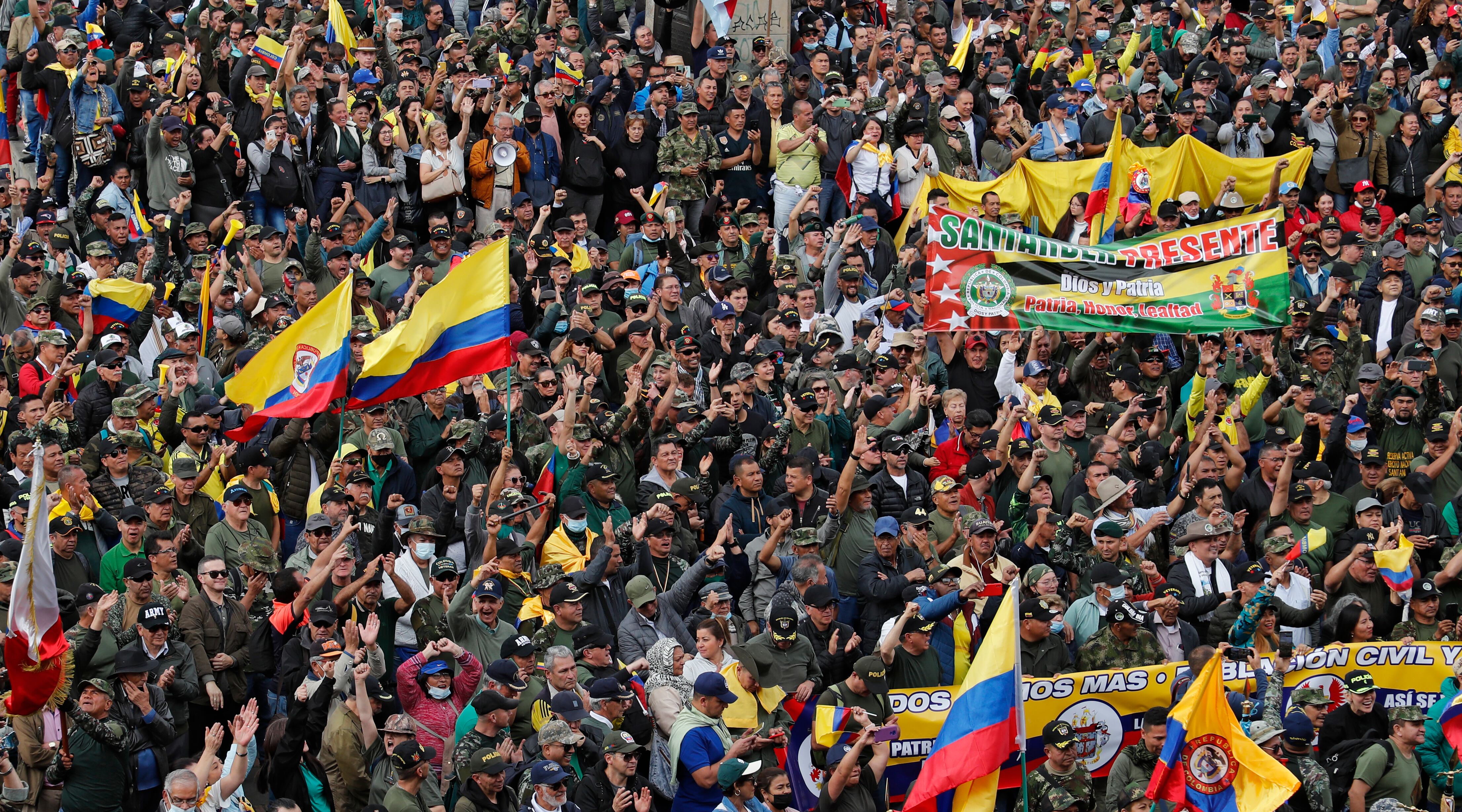 Militares retirados se tomaron la Plaza de Bolívar para protestar contra  la política de seguridad nacional del Gobierno del presidente Gustavo Petro
Reservas fuerza publica
Bogota mayo 10 del 2023
Foto Guillermo Torres Reina / Semana