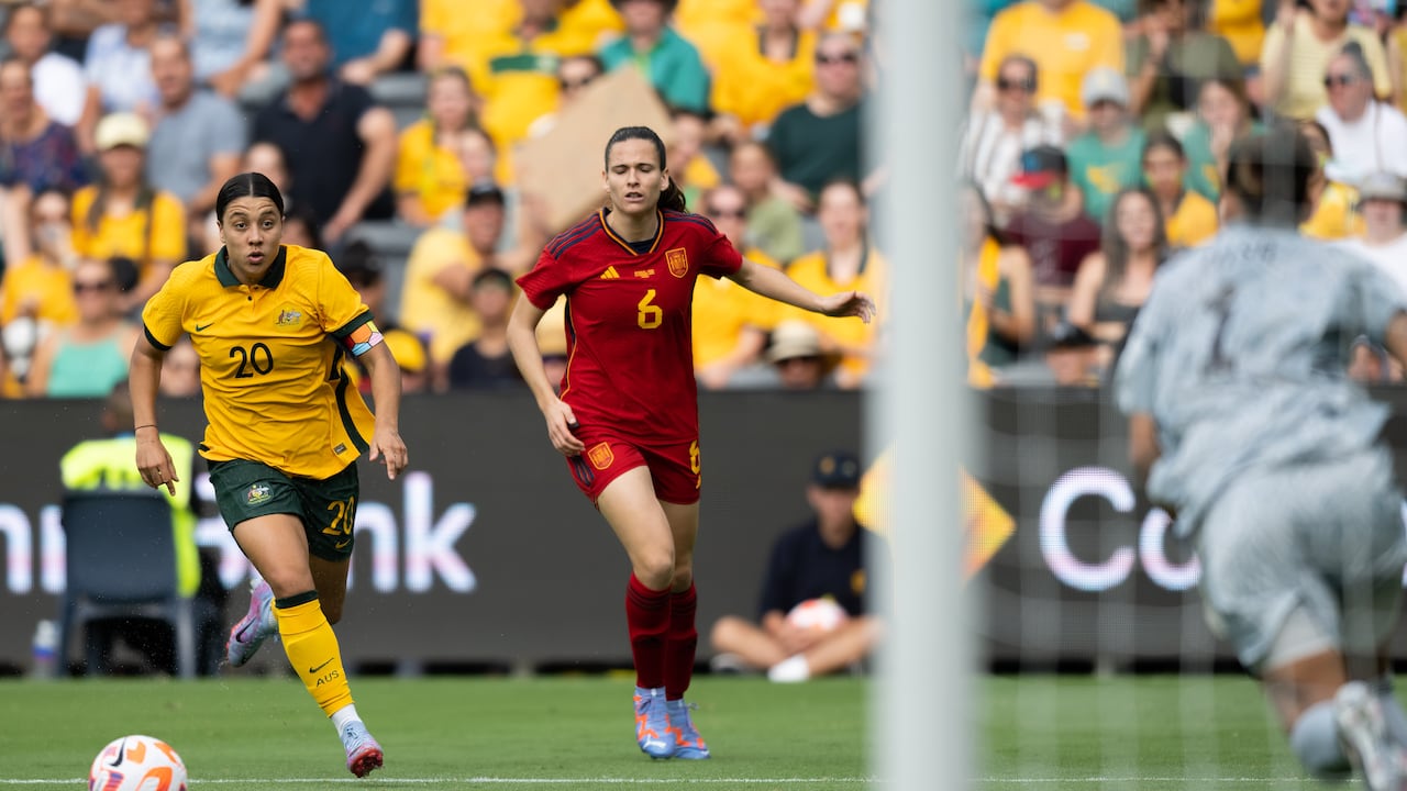 Sam Kerr de Australia controla el balón durante el partido de la Copa de Naciones entre Australia Matildas y España en el Commbank Stadium el 19 de febrero de 2023 en Sydney, Australia.