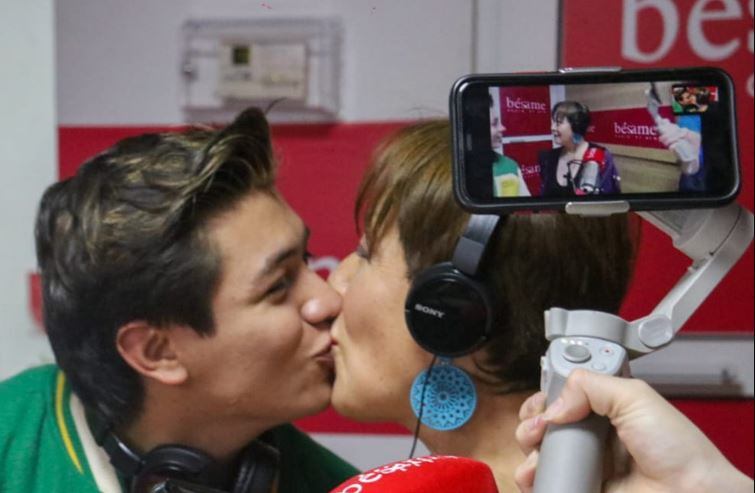 Alina Lozano y Jim Velásquez recibieron una sorpresa en medio de un programa radial