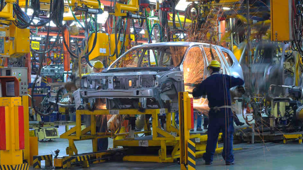 RENAULT-Sofasa genera aproximadamente 1.600 empleos directos y 10.000 empleos indirectos en Colombia.