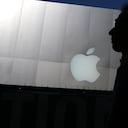 SAN FRANCISCO, CA - 23 DE ABRIL: Una persona camina por una Apple Store el 23 de abril de 2013 en San Francisco, California. Los analistas creen que Apple Inc. reportará su primera pérdida trimestral en casi una década mientras la compañía se prepara para reportar las ganancias del primer trimestre hoy después de la campana de cierre. (Foto de Justin Sullivan/Getty Images)