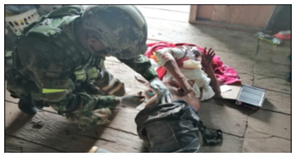 Un militar atiende a una persona herida en el operativo en la vereda Altos del Remanso, en Puerto Leguízamo (Putumayo).