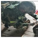 Un militar atiende a una persona herida en el operativo en la vereda Altos del Remanso, en Puerto Leguízamo (Putumayo).