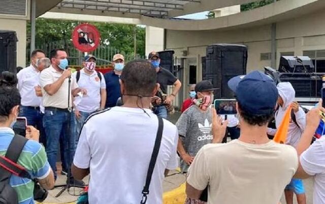 Manifestantes reclaman mayor contratación de mano de obra local.