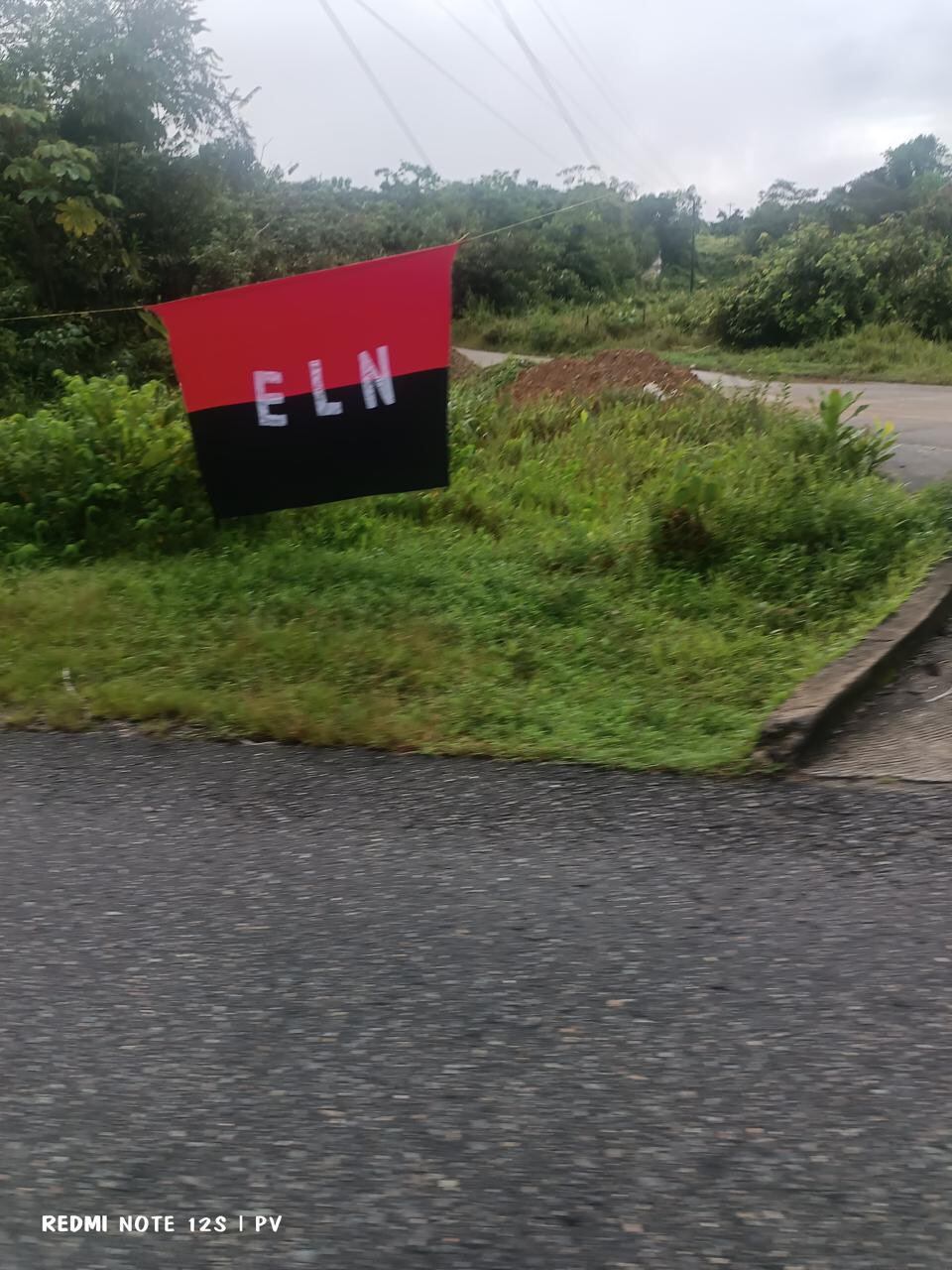 Cuatro banderas, dos cilindros explosivos y un parlante con insignias alusivas al ELN fueron instaladas durante las primeras 24 horas del paro armado.
