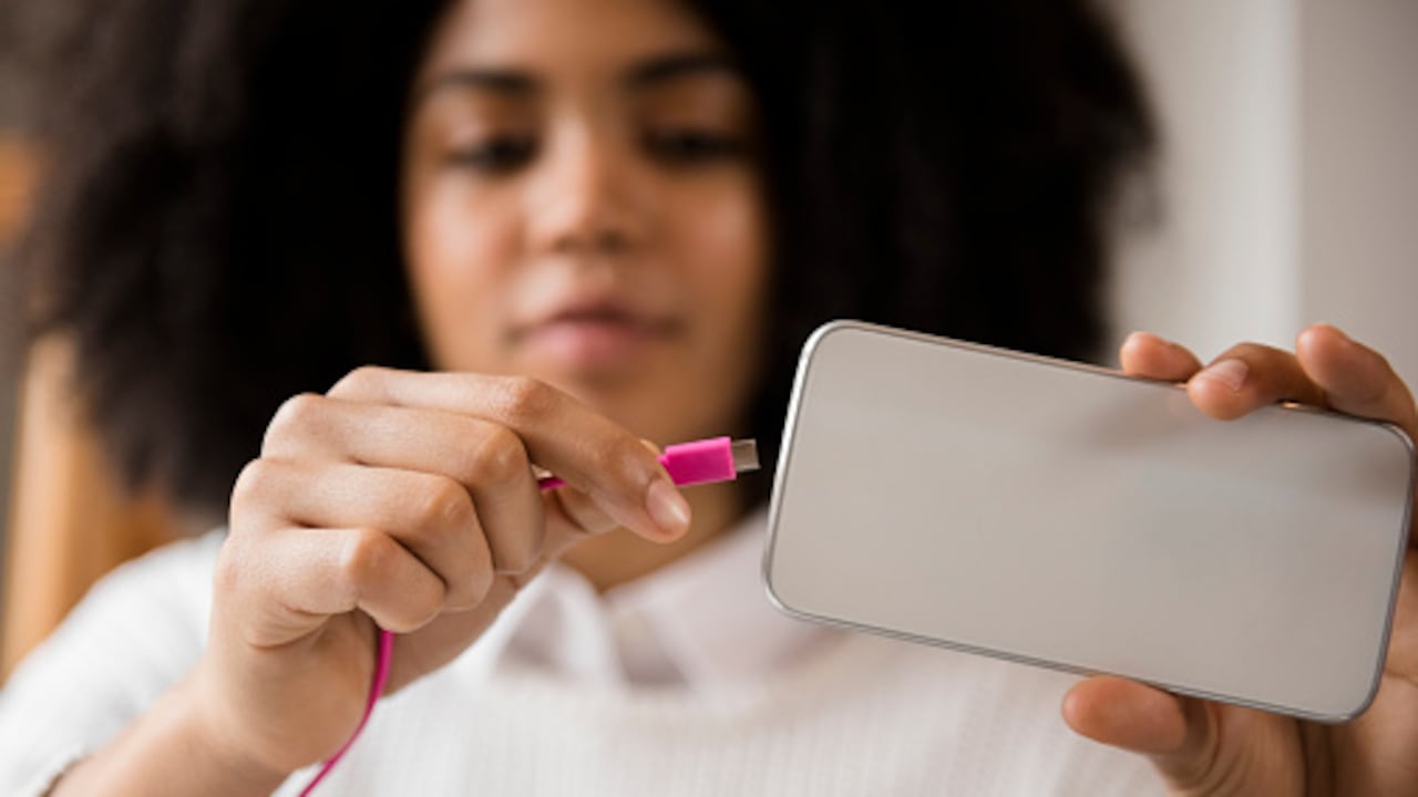 En situaciones de emergencia, como apagones o fenómenos climáticos severos, hay métodos para suministrar energía a los dispositivos mientras se reestablece el servicio eléctrico.