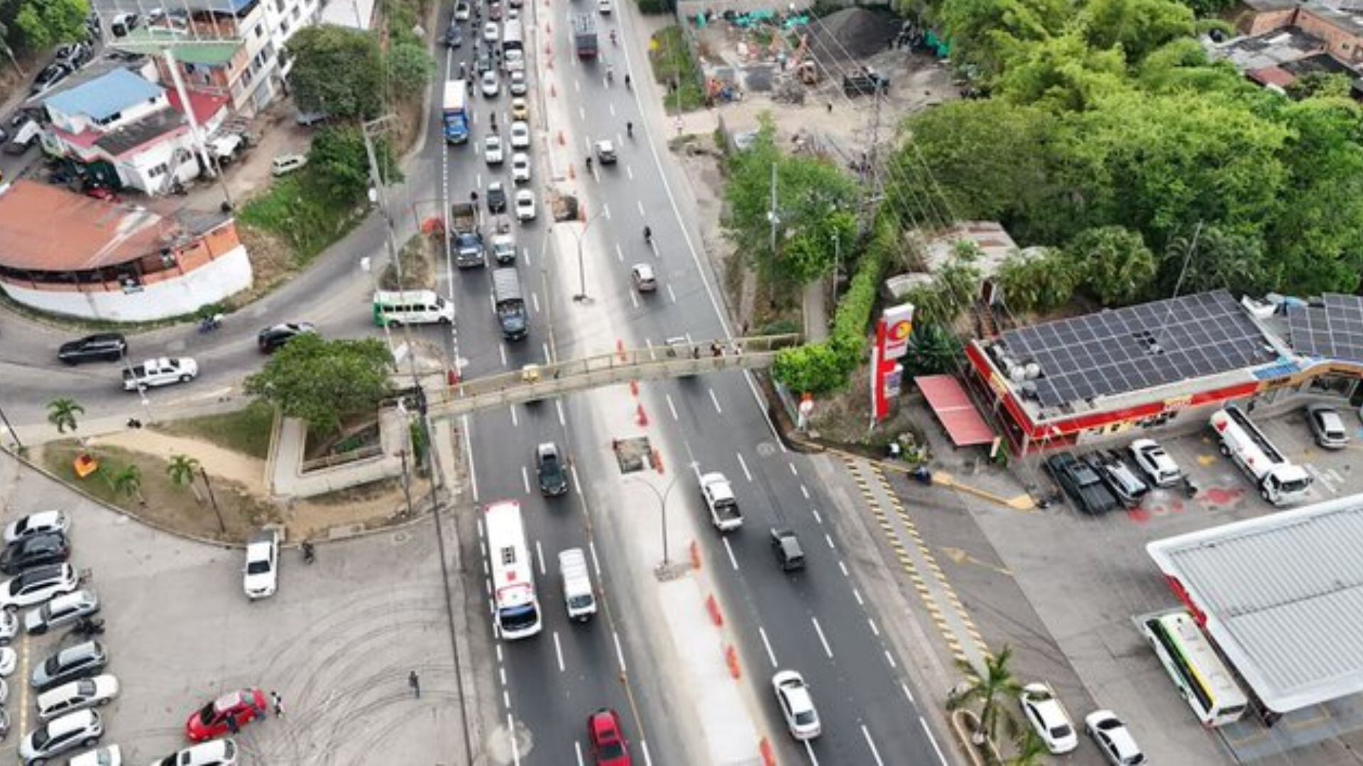 El puente peatonal fue desmontado para permitir el avance de las obras del Tercer Carril y dar paso a la construcción de una nueva estructura.