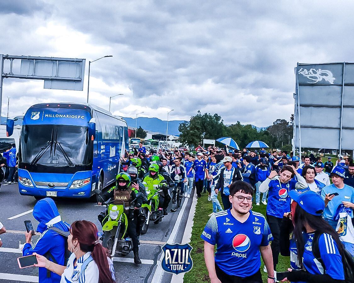 Hinchas de Millonarios recibieron al equipo en el aeropuerto El Dorado.