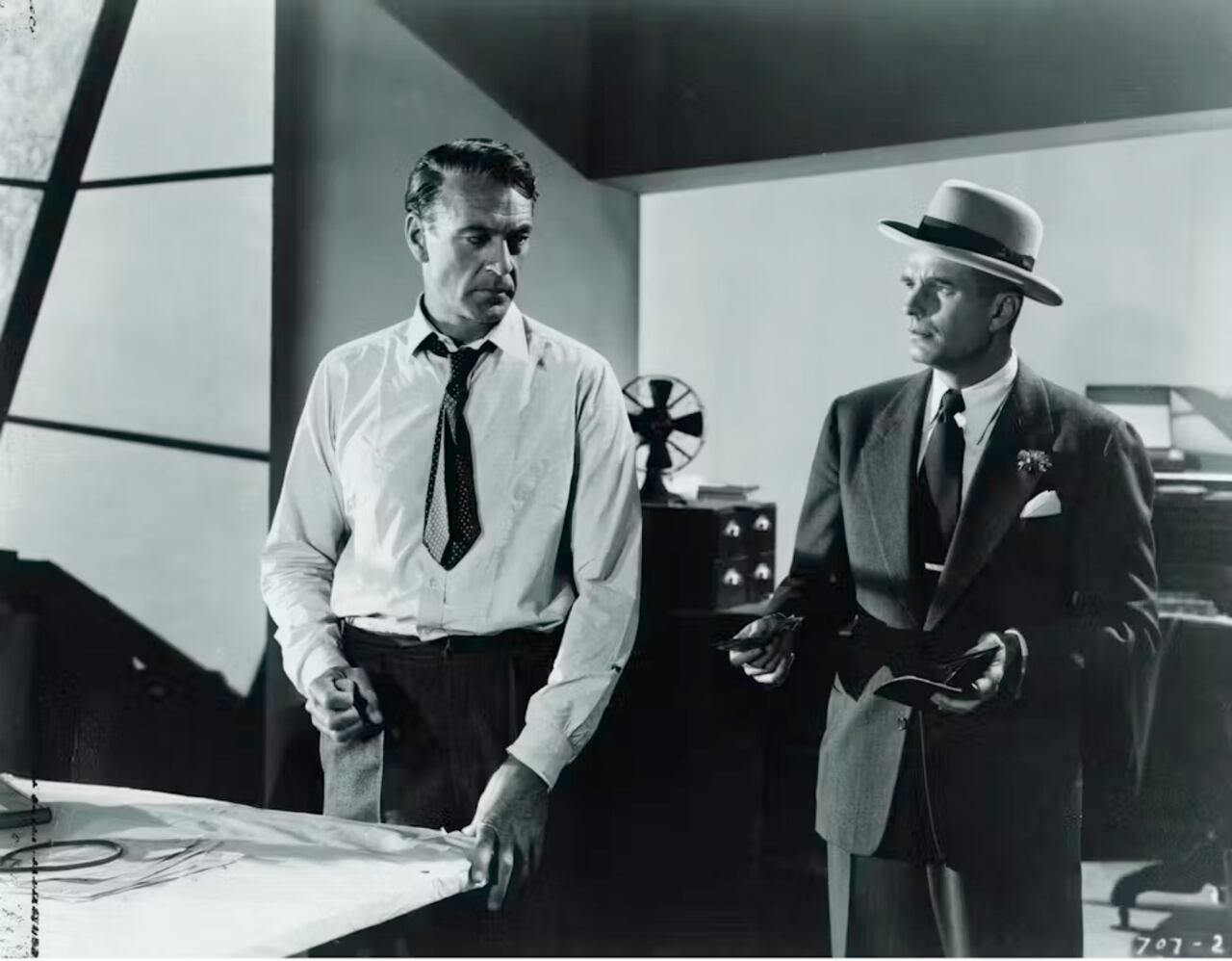Gary Cooper y Kent Smith en El manantial. IMDB