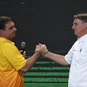 El senador brasileño Flavio Bolsonaro (derecha) saluda al presidente de Brasil, Jair Bolsonaro, durante un acto con miembros de su "Partido Liberal" (PL) y simpatizantes en el marco de la campaña "Vou com ele" (Voy con él), en Brasilia, Brasil, el 27 de marzo de 2022.