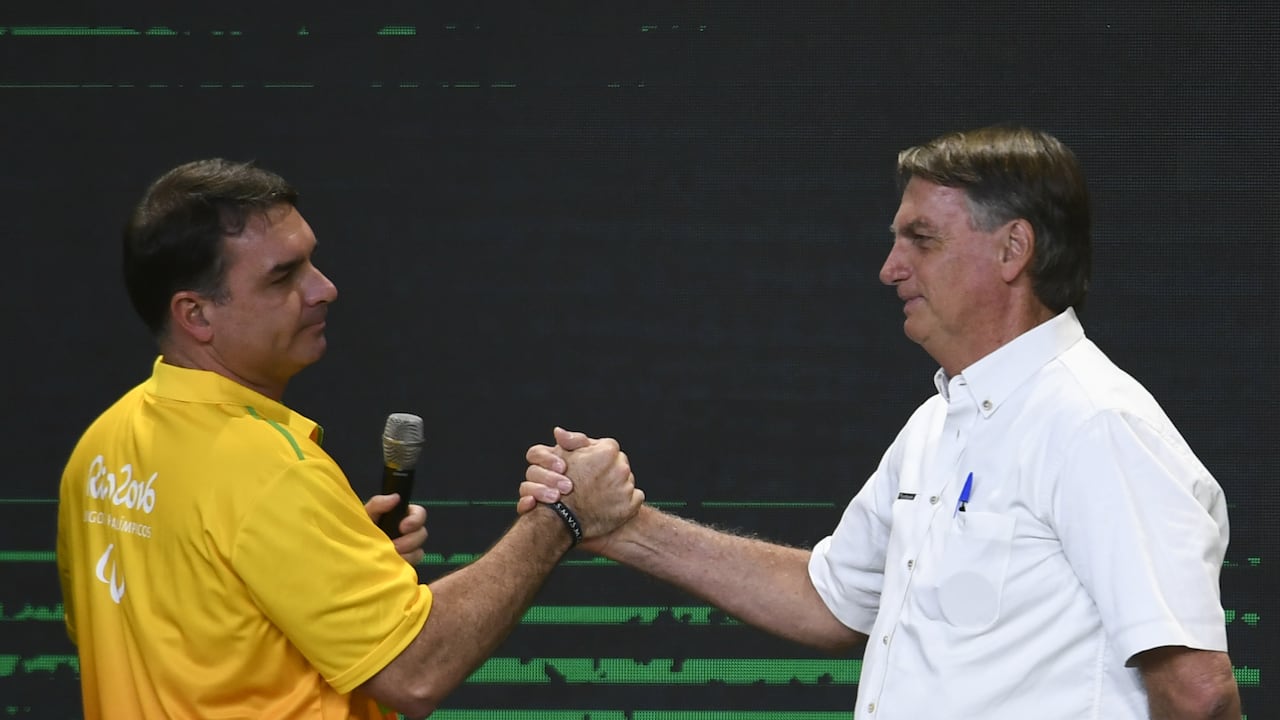 El senador brasileño Flávio Bolsonaro (derecha) saluda al presidente de Brasil, Jair Bolsonaro, durante un acto con miembros de su Partido Liberal y simpatizantes en el marco de la campaña “Vou com ele” (“Voy con él”), en Brasilia, Brasil, el 27 de marzo de 2022.