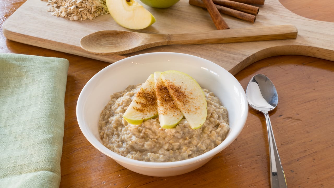 La avena es un cereal bastante común en las dietas saludables y puede ser acompañada por una gran variedad de alimentos.
