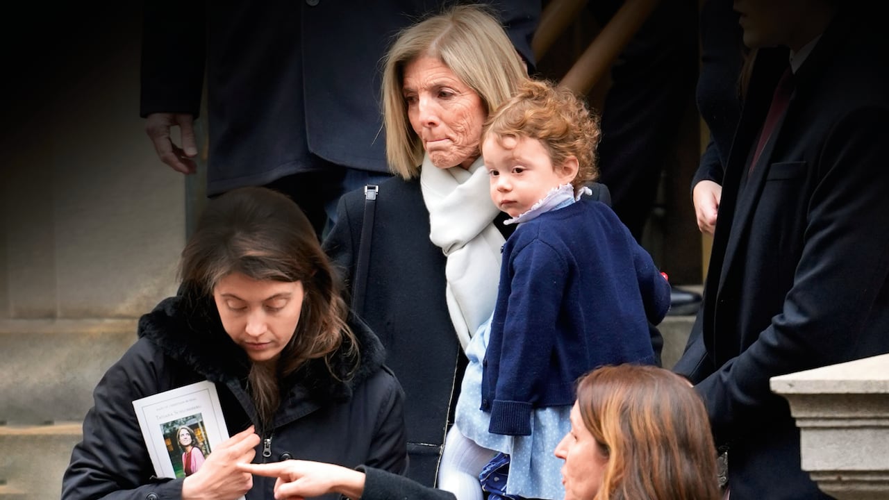 Caroline Kennedy, de 68 años, con la bebé de su hija Tatiana durante su sepelio en Manhattan, en enero pasado.